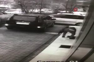 Apartmanın mazgallarını &ccedil;alan hırsız kamerada