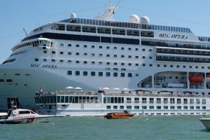 Venedik'te cruise gemisi yolcu gemisine &ccedil;arptı