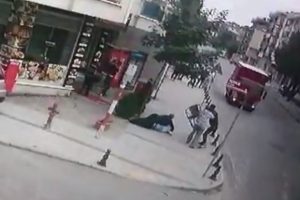 Sancaktepe'de bı&ccedil;aklı kavga kamerada