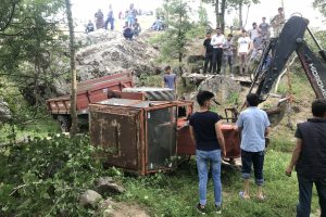 Bursa'da el freni çekilmeyen traktör uçuruma devrildi