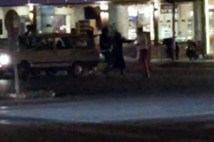 S&uuml;r&uuml;c&uuml;ler ara&ccedil;larından inip kavga etti