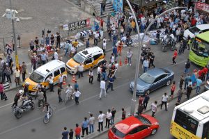 Diyarbakır'da cadde ortasında kavga; &ccedil;ok sayıda g&ouml;zaltı