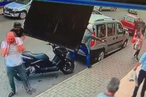 Pide kuyruğundaki kadına silahlı saldırının failleri yakalandı