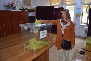 Muhtar se&ccedil;ilip, &ouml;len kocasının g&ouml;revini devraldı