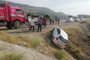 Otomobil u&ccedil;urumun kenarında asılı kaldı
