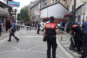 Eşine laf attığını iddia ettiği kişiyi vurdu