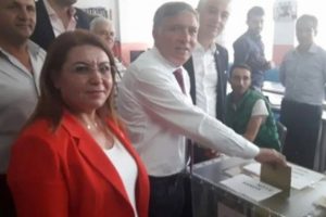 Se&ccedil;imi kazandı g&ouml;zyaşlarını tutamadı