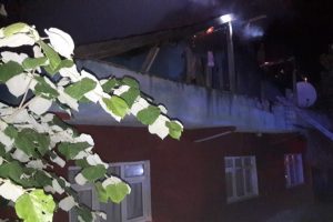 Tek katlı evin &ccedil;atı katında &ccedil;ıkan yangın korkuttu