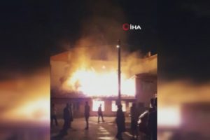 Bursa'da tek katlı m&uuml;stakil ev alev alev yandı