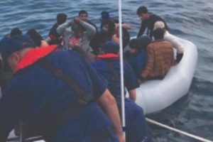 &Ccedil;eşme a&ccedil;ıklarında 35 ka&ccedil;ak g&ouml;&ccedil;men yakalandı