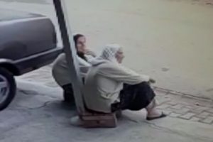Acemi s&uuml;r&uuml;c&uuml; kaldırımda oturan iki kadını b&ouml;yle &ouml;ld&uuml;rd&uuml;