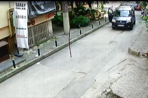 Bursa'da ara&ccedil;tan cep telefonu &ccedil;alan hırsız g&uuml;venlik kamerasına yakalandı