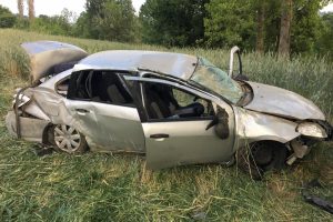 Bursa'da otomobil şarampole yuvarlandı: S&uuml;r&uuml;c&uuml;, eşi ve oğlu yaralı