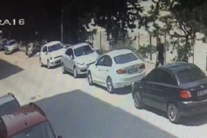 Bursa'da ara&ccedil;ları taşla &ccedil;izen bir kişi g&uuml;venlik kamerasına yakalandı