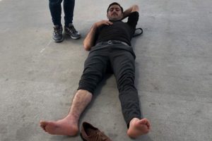 Metrob&uuml;s durağında ayak ezdiren şaka