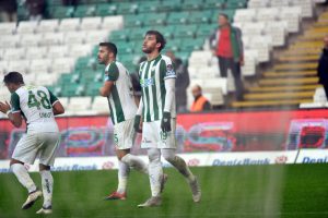 Bursaspor'un santrforları, eski oyuncuları mumla arattı