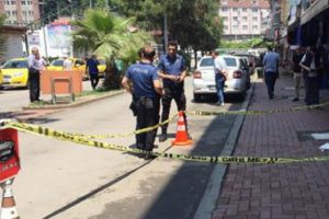 Sokak ortasında boğazını keserek infaz etti