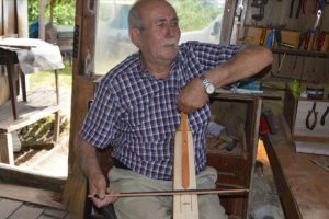 Kemen&ccedil;e yaparak ağa&ccedil;lara hayat veriyor