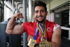Avrupa'da b&uuml;k&uuml;lmeyen bileğini d&uuml;nya şampiyonluğuna hazırlıyor