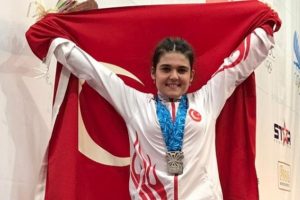 Ayşeg&uuml;l &Ccedil;akın silkme'den iki madalya kazandı