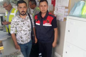 Para dolu poşeti &ccedil;&ouml;pe attı