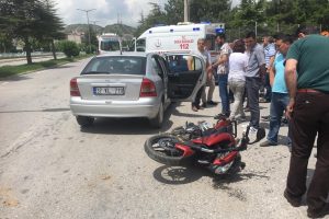 Motosiklet ile otomobil birbirine girdi