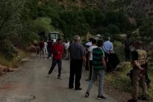 K&ouml;y yolunda heyelan: S&uuml;r&uuml;c&uuml;ler mahsur kaldı