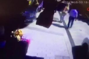 Yabancı uyruklu gazeteciye aracın &ccedil;arptığı anlar kameraya yansıdı