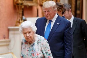Trump ile Krali&ccedil;e 2. Elizabeth bir araya geldi