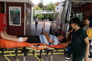 Bursa'da polis memuru ağa&ccedil; budarken bacağını kesti