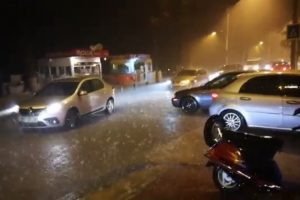 Bursa'da fındık b&uuml;y&uuml;kl&uuml;ğ&uuml;nde dolu yağdı
