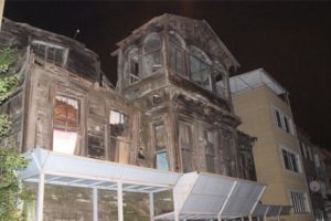 &Ccedil;&ouml;kme tehlikesi bulunan bina nedeniyle cadde kapatıldı