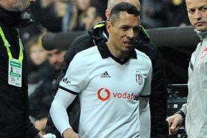 &Uuml;nl&uuml; futbolcuya hapis cezası
