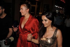 Meryem Uzerli'nin elini bırakmadı