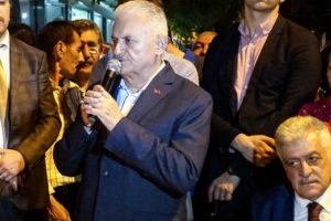 Yıldırım: Yolları b&ouml;leriz de T&uuml;rkiye'yi b&ouml;ld&uuml;rtmeyiz