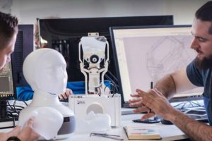 İş m&uuml;lakatlarında ayrımcılığı &ouml;nlemek i&ccedil;in robot kullanıldı