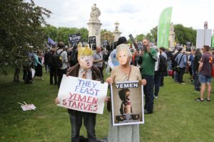 Trump onuruna verilen yemek protesto edildi