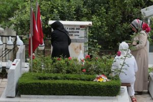 Bursa'da şehitlikte buruk bayram