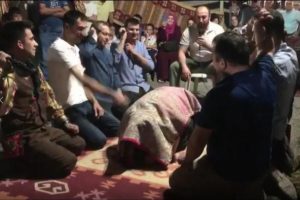 Bursa'da birbirlerini kemerle d&ouml;verek geleneklerini yaşatıyorlar