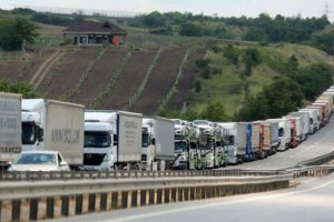 Sınır kapılarında TIR kuyruğu oluştu