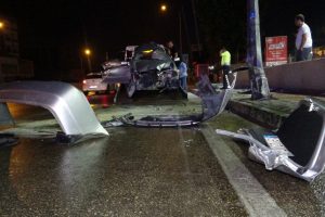 Bursa'da direğe &ccedil;arpan otomobil 3'e b&ouml;l&uuml;nd&uuml;, s&uuml;r&uuml;c&uuml; yaralandı