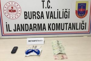 Bursa'da uyuşturucu y&uuml;kl&uuml; ara&ccedil;taki 3 kişi g&ouml;zaltına alındı