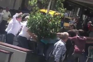 Seyyar satıcılar zabıtalara saldırdı