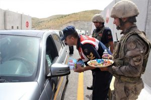 Jandarmadan şeker tadında bayram uygulaması