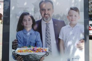 Bursa'da bayram kutlamasında şeker ikramı