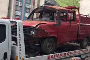 Kamyonet devrildi: 10 yaralı