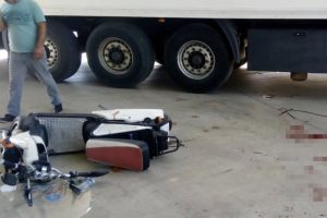 TIR'la &ccedil;arpışan elektrikli bisikletin s&uuml;r&uuml;c&uuml;s&uuml; &ouml;ld&uuml;