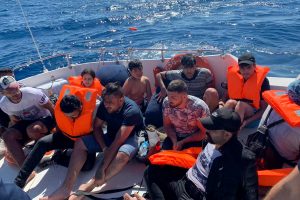 &Ouml;l&uuml;mle burun buruna gelen ka&ccedil;ak g&ouml;&ccedil;menleri sahil g&uuml;venlik kurtardı