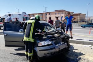 Trakt&ouml;rle &ccedil;arpışan otomobil hurdaya d&ouml;nd&uuml;