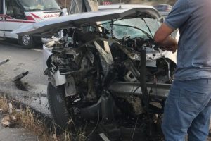 Otomobil bariyerlere &ccedil;arptı